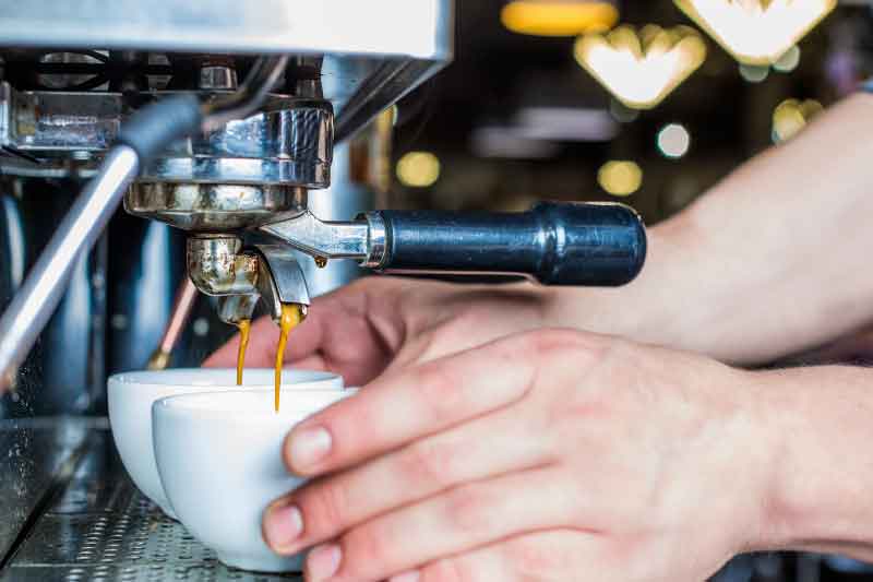 Kaffebrygningsteknikker: En guide til forskellige teknikker for at brygge kaffe.
